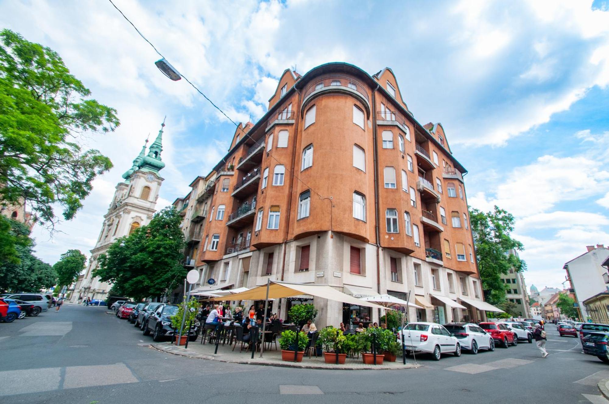 Spacious Family Along River Side, In The Heart Of Buda Boedapest