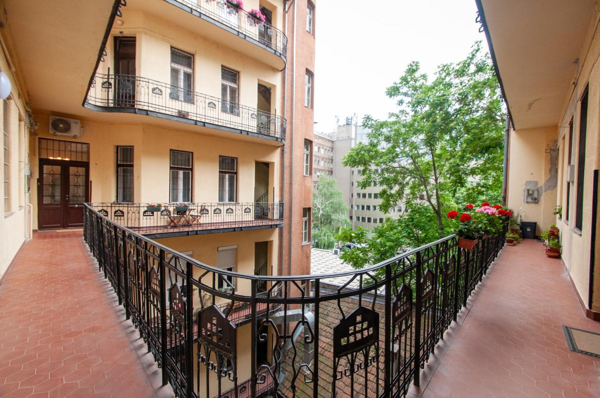 Spacious Family Along River Side, In The Heart Of Buda *