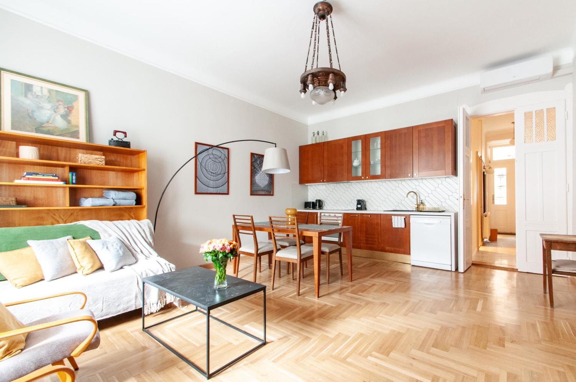 Spacious Family Along River Side, In The Heart Of Buda *
