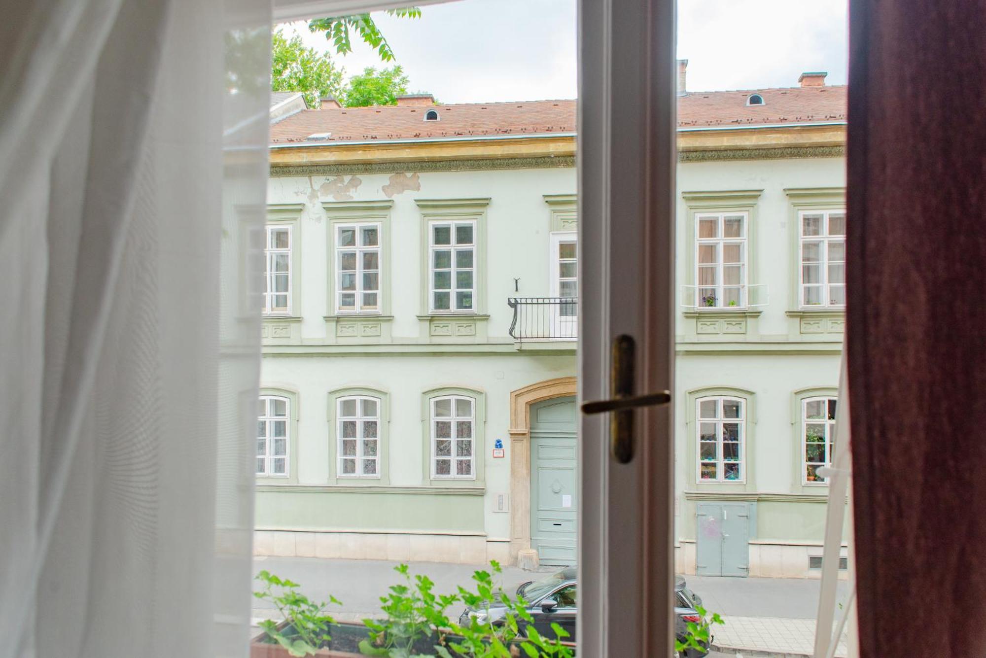Apartment Spacious Family Along River Side, In The Heart Of Buda Budapest