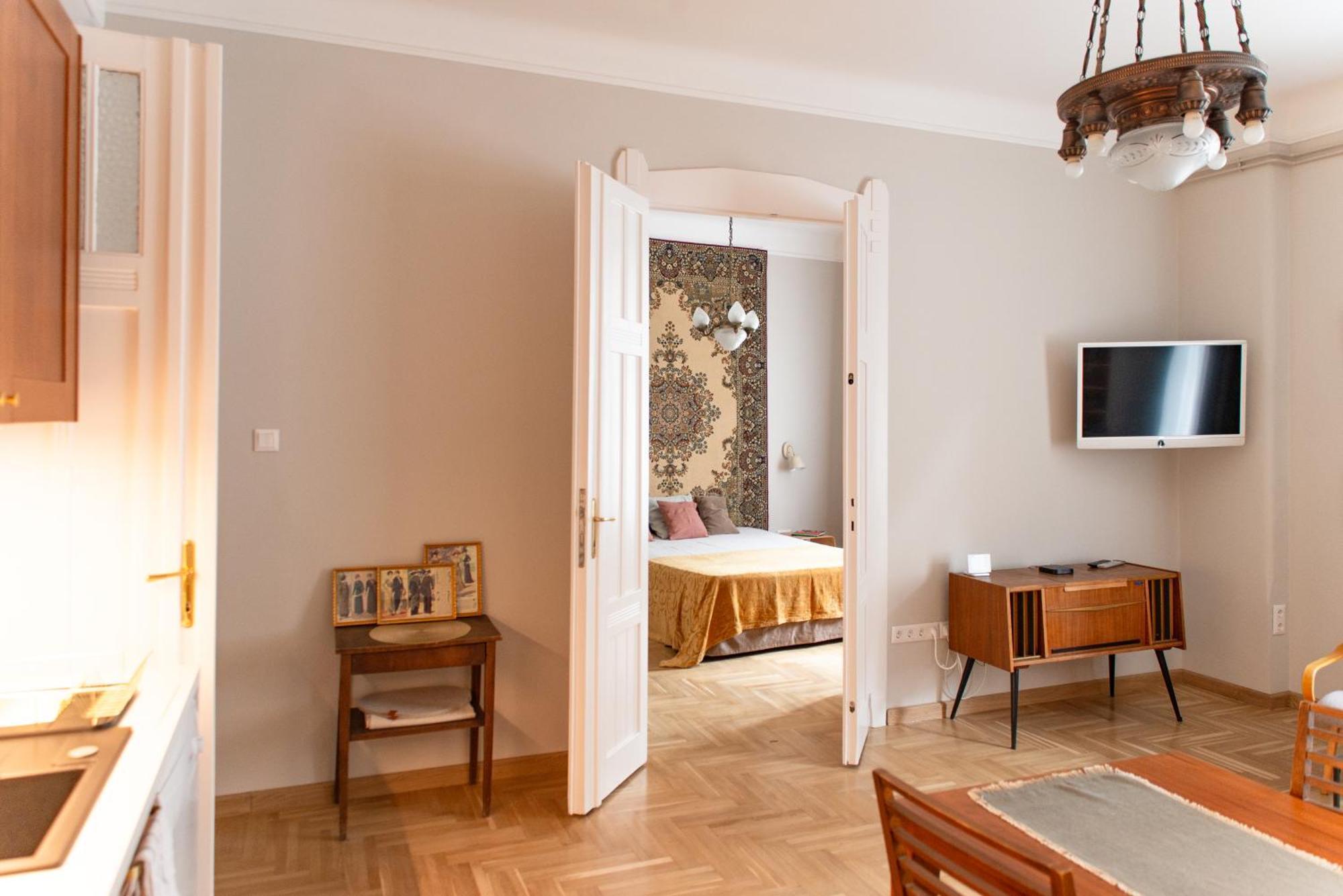 Spacious Family Along River Side, In The Heart Of Buda