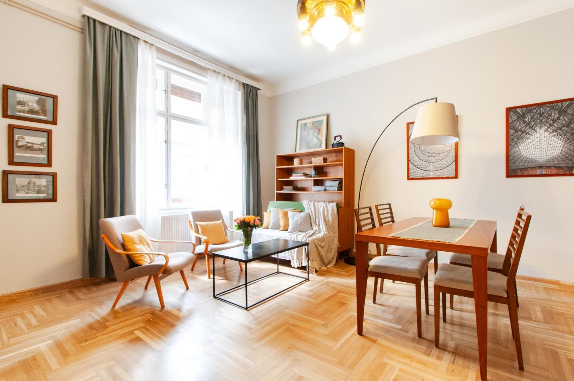 Spacious Family Along River Side, In The Heart Of Buda